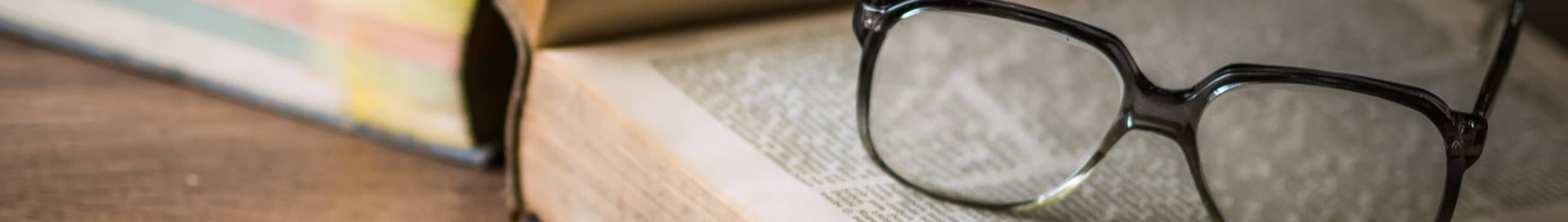 Occhiali appoggiati su un libro.