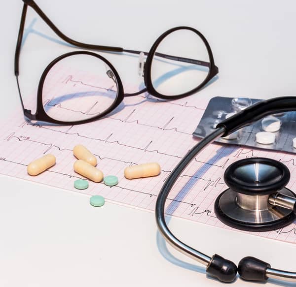 Un paio di occhiali e uno stetoscopio.